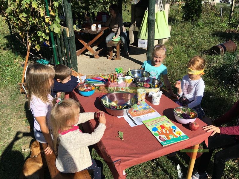 Deti pri práci v záhrade počas Prírodnej školy v Malom Ruskove